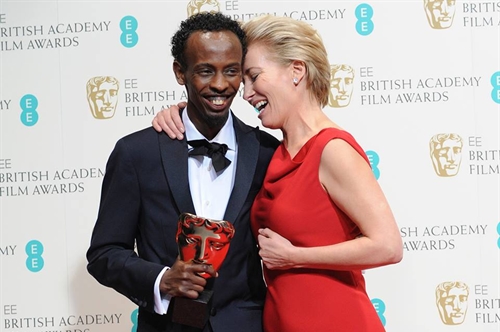 Emma Thomspon entregou o prêmio de melhor ator coadjuvante ao somali Barkhad Abdi (Capitão Phillips), em um dos melhores momentos da cerimônia