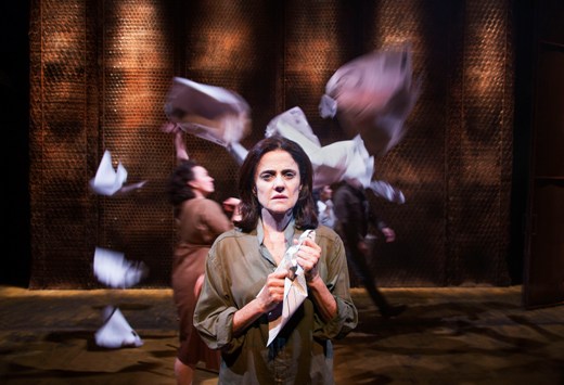 Marieta Severo é a protagonista da montagem brasileira de Incêndios. Crédito: Leo Aversa