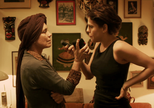 Em Gata Velha Ainda Mia,  Regina Duarte e Bárbara Paz duelam em diálogos encenados em um único cenário