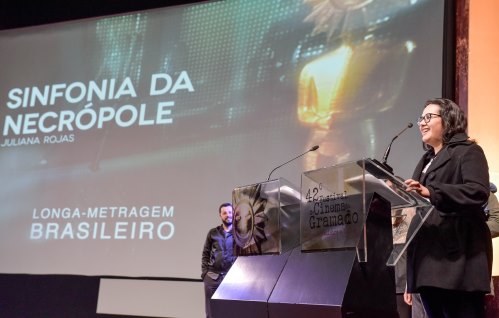 Juliana Rojas é a diretora de Sinfonia da Necrópole, um dos longas mais interessantes da mostra brasileira do 42º Festival de Cinema de Gramado. Foto: Cleiton Thiele/Pressphoto 