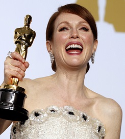 Actress Julianne Moore poses with her Oscar for best actress for her role in "Still Alice" the 87th Academy Awards in Hollywood, California February 22, 2015. REUTERS/Lucy Nicholson (UNITED STATES TAGS:ENTERTAINMENT) (OSCARS-BACKSTAGE) - RTR4QPH7